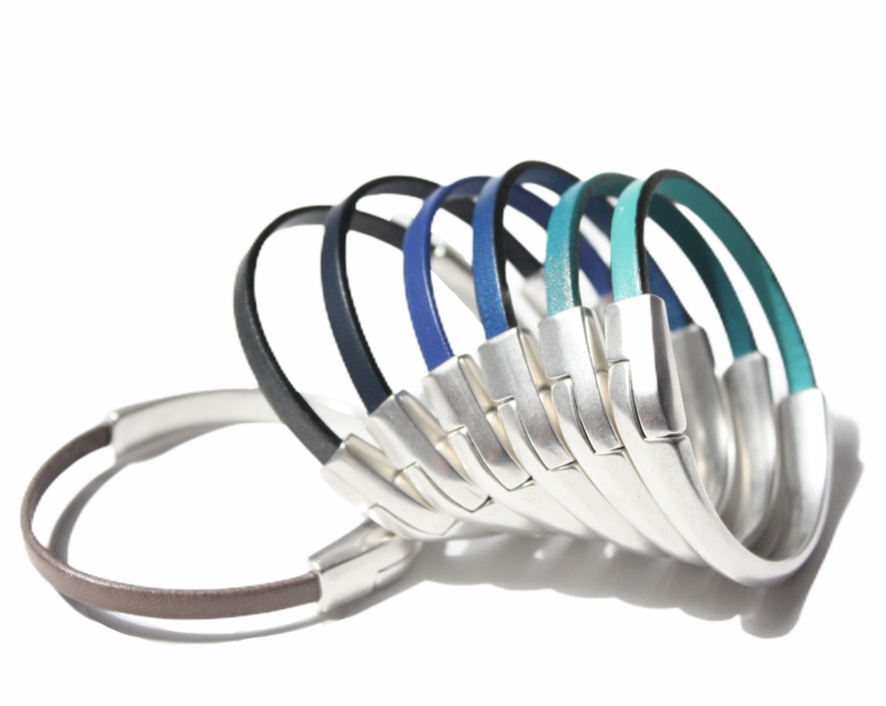 AMACAYACÚ (silver) leather bracelet with magnetic closure