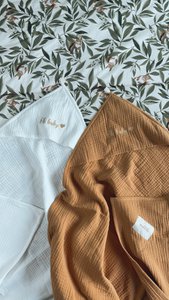 Musselin-Handtuch mit Stickerei