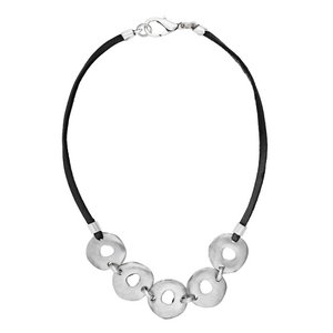 Zwart lederen choker met verzilverde hoepels