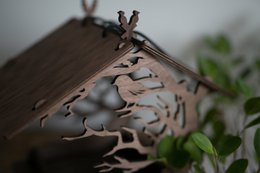 Karmnik dla ptaków - drewniany wiszący karmnik dla ptaków