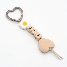 Keychain with heart-shaped metal charm and wooden beads spelling "Mum". Includes a small white daisy flower charm.