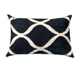 Rectangular black and white patterned velvet cushion, 60x40 cm in size.