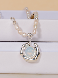 Collar de perlas del lago iluminado por la luna