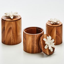 Holzkiste und Porzellanblume. TIBU-L