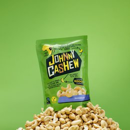 Unroasted, unsalted cashew nuts in a 125g package. Natural, healthy snack.