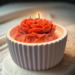  Coral rose-shaped candle, white ribbed ceramic container, round, handcrafted floral design, vanilla scented soy wax