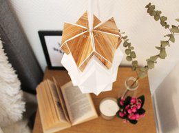 Małe zawieszenie Origami Design z papieru i drewna ekologicznego