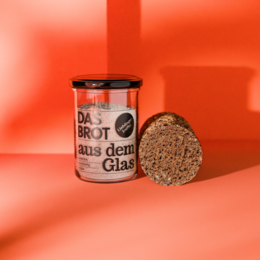 A glass jar containing a bread mix for Lieblings-Kniffe, a type of bread. The jar is labeled with the brand name "Das Brot" and the product name "Lieblings-Kniffe" in German.