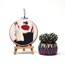 Arte da parete con telaio da ricamo fatto a mano - Bocche rosse - Decorazione da parete in tessuto (10 cm)