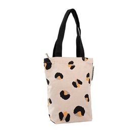  Durable tote bag made from recycled bed linen, featuring a panther print design and a zipper closure. Suitable for shopping and everyday use.