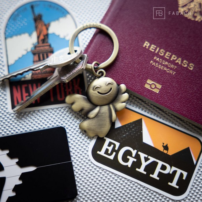 JSDDE Portachiavi a forma di aereo con incisione Be Safe Have Fun Come Home Charm Keychain con dita piccole, passaporto, viaggio nel mondo, regalo per partner, coppia, famiglia, argento