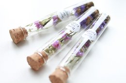 Trockenblumen Statice + Blumensamen in einer Flasche mit Aufkleber
