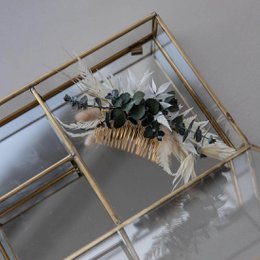 Dried flower hair comb with white and green floral accents in a boho style.