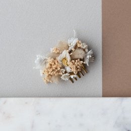 Dried flower bouquet with natural beige and springlike tones, featuring a variety of flowers and textures.