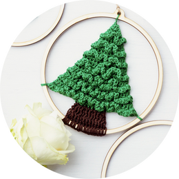 Consiglio per le vacanze di Natale! - Kit fai da te all'uncinetto Albero di Natale in palla di legno