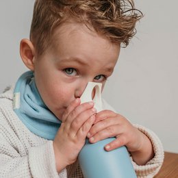  Two pack of soft, absorbent bandana-style bibs in yellow and pink colors. Ideal for catching drool and spills during feeding.