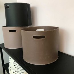 Cesta de leña redonda Cesta de cuero CIRCUM para almacenamiento, marrón