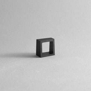 ASYMMETRISCHER RING MK3 – SCHWARZ – Zeitgenössischer minimalistischer Schmuck, handgefertigt aus Beton