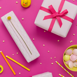 Papier d'emballage rose géométriquement avec des cercles, du papier d'emballage graphique en rose tendre pour des cadeaux de naissance, du baptême ou comme papier d'emballage pour l'anniversaire des enfants