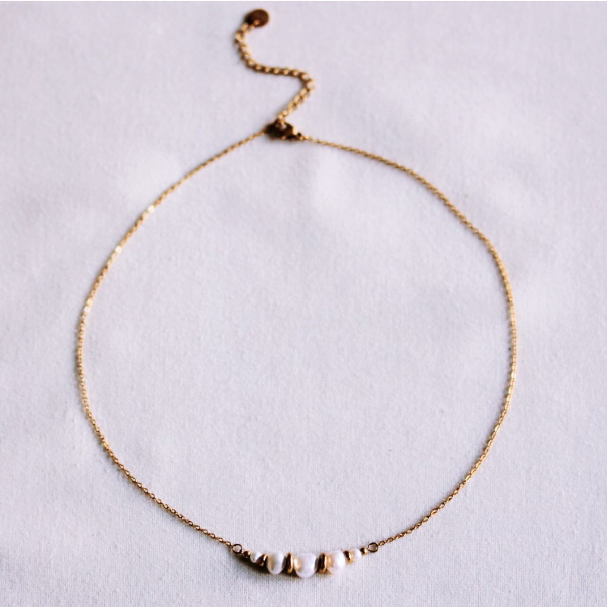 Delicate chain with small pearls and gold-tone details
