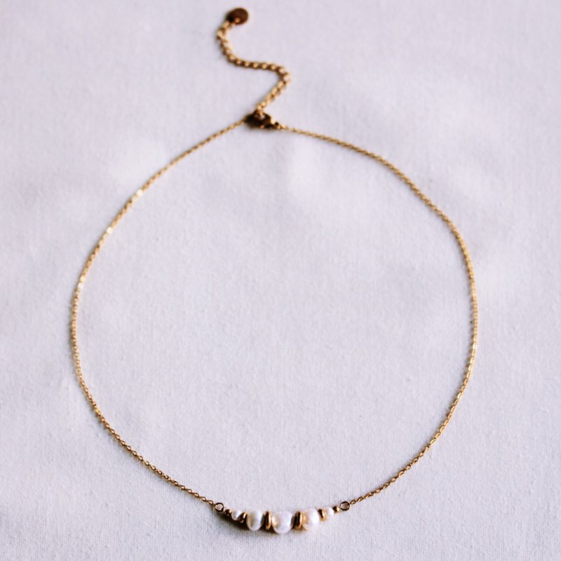 Delicate chain with small pearls and gold-tone details