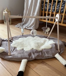 Får - pædagogisk babygym stativ i træ + interaktiv måtte