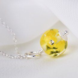 Essential necklace with buttercup glass flowers. Delicate glass flowers in a vibrant yellow hue, suspended on a silver chain. Elegant and nature-inspired charm.