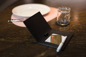 K0008AB | Geldscheinhalter aus echtem Vollnarbenleder, Dollar-Maserung. Interne Mini-Slots und Stiftschlaufe. Farbe: Schwarz. Abmessungen: 12 x 16 x 1 cm. Verpackung: TNT-Beutel