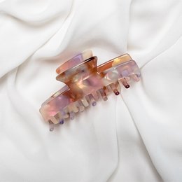 Charming hair claw clip in pink with a stylish and modern design. Made of high-quality materials for a comfortable and secure hold.