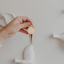 Keychain with a smiley face charm, made of PU material, pack of 6 pieces.