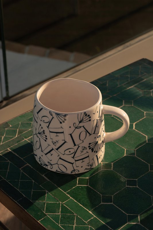 Taza de amor – pieza de cerámica única hecha a mano con un corazón
