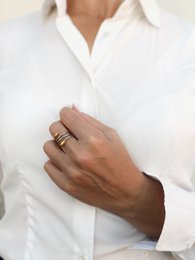 Drievoudige zilveren en gouden verstelbare spiraalring. staal