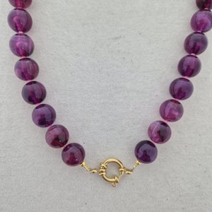 Ketting met grote kralen en boeislot - Paars