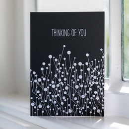 Prosta kartka żałobna „Thinking of You” w kolorze czarnym - stylowa kartka kondolencyjna wykonana w 100% z makulatury