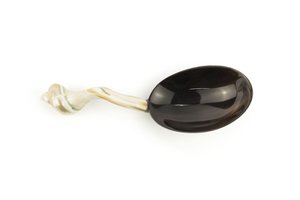 Reislöffel aus schwarzem Horn mit Perlmuttgriff