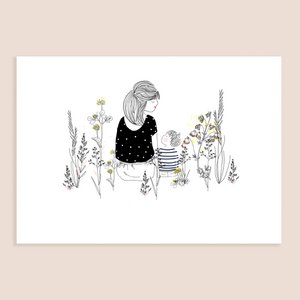 Print Vegetal Break - Rückansicht Sitzende Frau mit Blick auf ihre Tochter Pink Top oder Son Striped Blue Top und Pflanzen