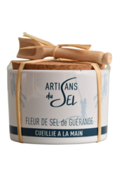 Natural ceramic pot and shovel for Fleur de Sel de Guérande seasoning. Handcrafted by artisans, featuring an earthy, rustic design.