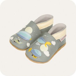  Soft leather baby shoes in a gray color with colorful hot air balloon and cloud designs. The shoes have a comfortable, flexible sole and are suitable for infants and toddlers aged 0-4 years.
