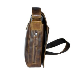 Arrigo skuldertaske eller crossbody taske lavet af brunt vokset læder med en stor flap med magnetisk lukning