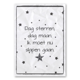 Poster with a black and white design featuring stars and the text "Dag sterren, dag maan, ik moet nu slapen gaan" (Goodbye stars, goodbye moon, I have to go to sleep now).