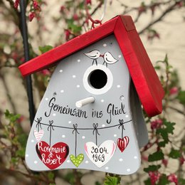  Red roof birdhouse with hearts, dragonflies, and German text "Zusammen ins Glück" decorative design.