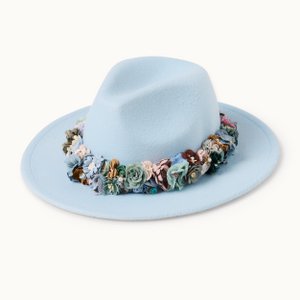 Hut with flowers light blue