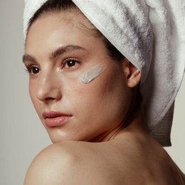 100% natural bentonite clay powder for face masks, suitable for all skin types.