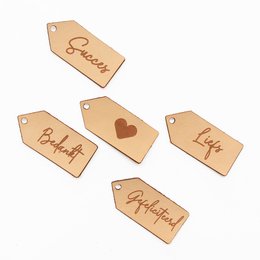Leather gift tags in various designs and messages, including hearts, "Liefs", "Succes", "Gefeliciteerd", and "Bedankt".

The product images show a set of leather gift tags in various shapes and designs. The tags feature text messages such as "Liefs", "Succes", "Gefeliciteerd", and "Bedankt", as well as a heart symbol. The tags appear to be made of a light-colored leather material and have a rustic, handcrafted aesthetic.