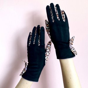 Lila Leoparden-Handschuhe mit Tiermuster