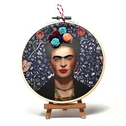 Handgemaakte borduurring kunst aan de muur - Frida Kahlo portret - textiel wanddecoratie (10/15 cm)