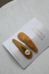 Haarclips mosterdrozenblad en mosterdgebreid