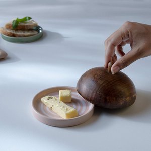 Blozend gestreepte keramische botervloot met mangohouten deksel