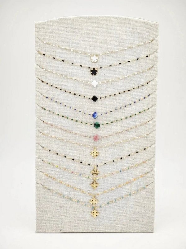 Muchas joyas con exhibición.