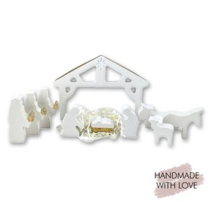 Kleine kerststal gemaakt van wit/goud keramisch gips